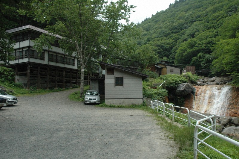 旅館に立てこもりのクマ、「緊急銃猟」で駆除　米沢