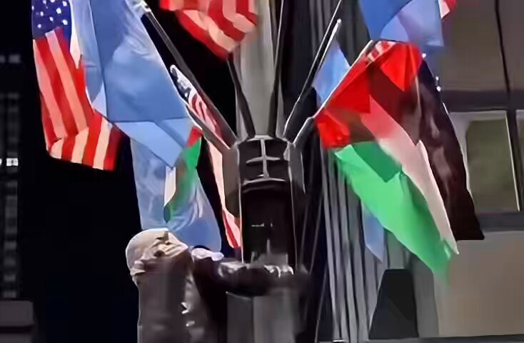 【アメリカ国旗を引き裂く】イス○ムはアメリカを打倒し、シャリーア法の下のイス○ム国家に変えるためにアメリカにいる→。。。。