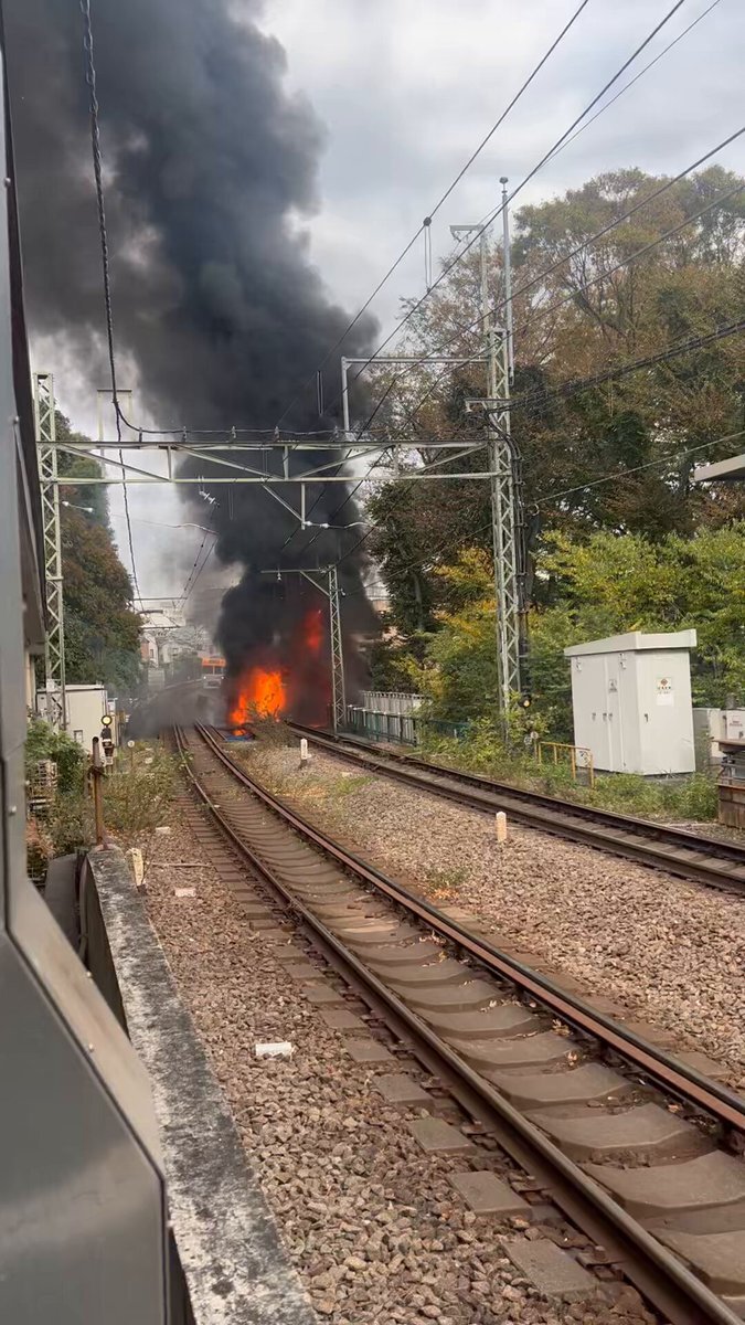 【交通情報】井の頭線乗ってたらまさかの火事と爆発で避難