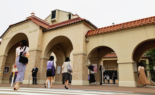 【兵庫】入手困難な宝塚チケット、私設ファンクラブ通じ購入できるものの…不透明な「お花代」の慣行今も