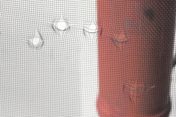 【長野】クマが小中学校に出没か、窓枠が破壊され網戸に爪痕　塩尻市