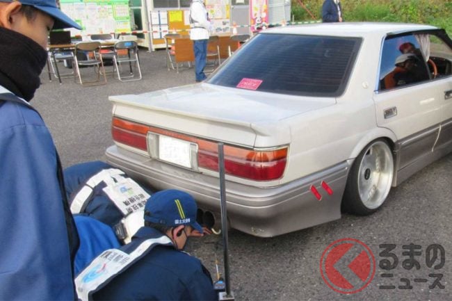 「爆音・フルスモ・ハミタイ」の旧車セダンをその場で摘発！ 黒磯板室で不正改造車の検問取締り実施