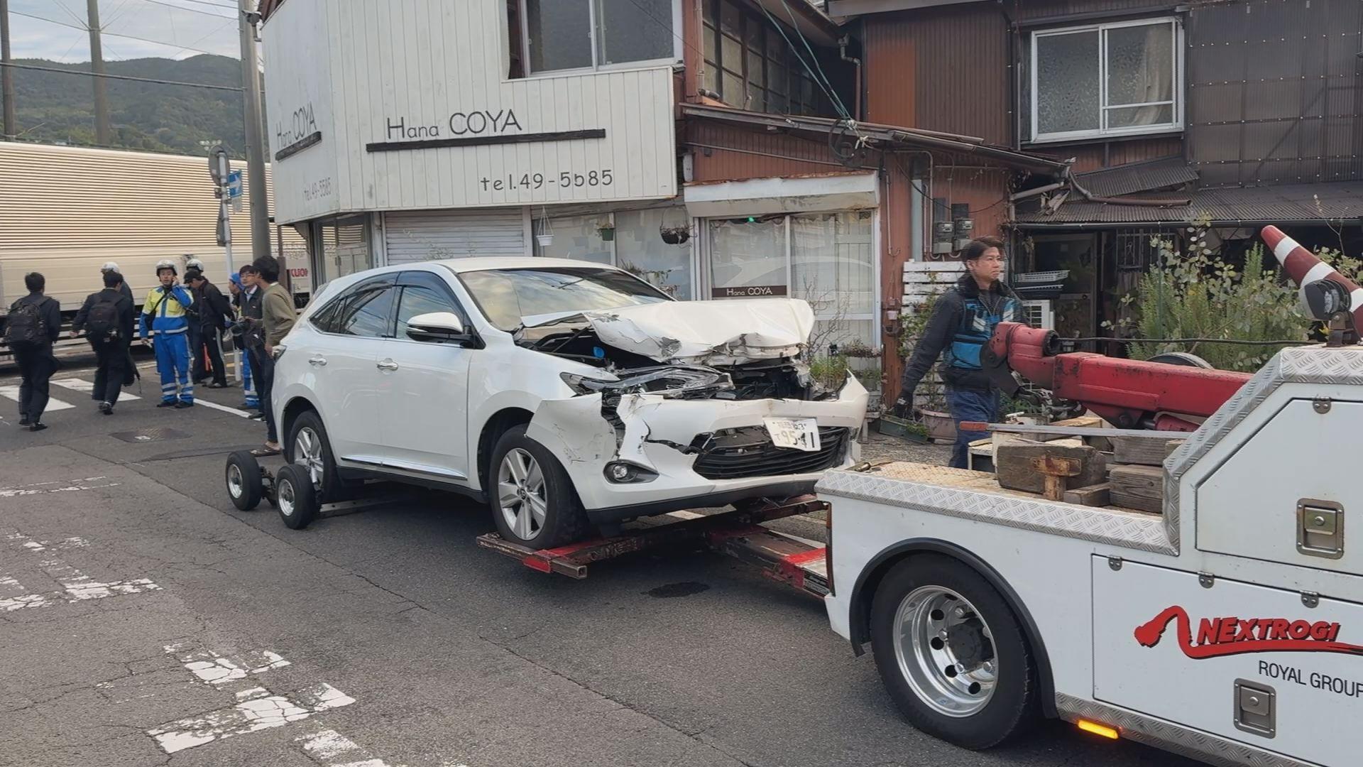 【長崎】２０代男性運転の乗用車が列車に突っ込む　遮断機は下り、警報も作動「ブレーキを踏んだが間に合わなかった」