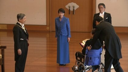 高市首相が夫に笑顔で勲記手渡し…秋の叙勲で夫への勲章授与に首相として立ち会うも記念撮影は「国会答弁のため欠席」