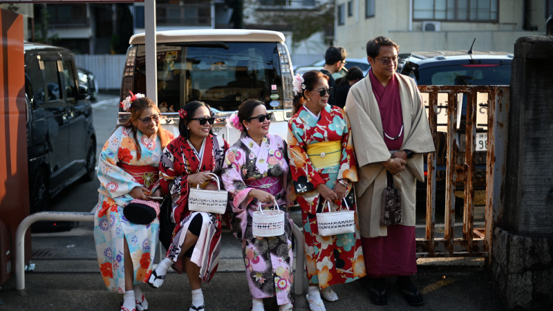 再)　日本政府、出国税引き上げ検討　観光公害対策　邦人の旅券手数料値下げも