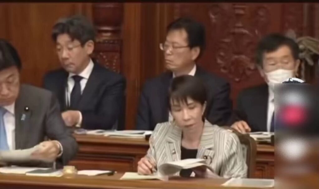 【高市早苗内閣の閣僚のやる気！】スマホ触らず、書類に目を通し、居眠りなんて誰もしていない