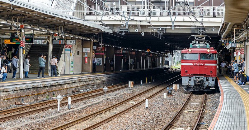 「あぶねーじゃねえか!」駅のホームで撮り鉄が激突→抗議に寄声を発しホームに寝転び→事務所で叫び声