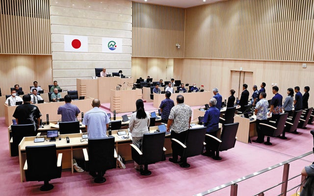 【沖縄】「セクハラ認定」南城市長の不信任決議、新任議長が起立せず「反対１票」に…「緊張して起立するのを失念した」