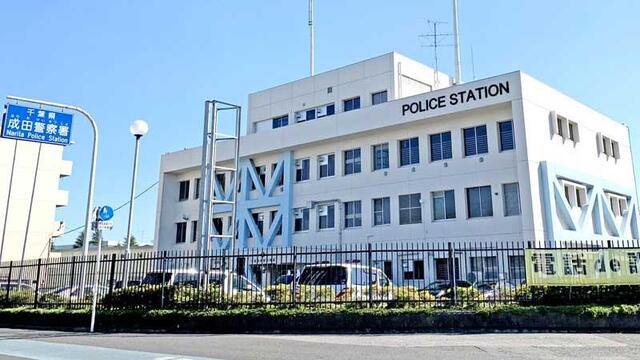 【千葉】包丁とペティナイフ振り回し威嚇、容疑で女逮捕　成田署、拳銃構え警告「適正な行為」　犬の散歩でトラブルか