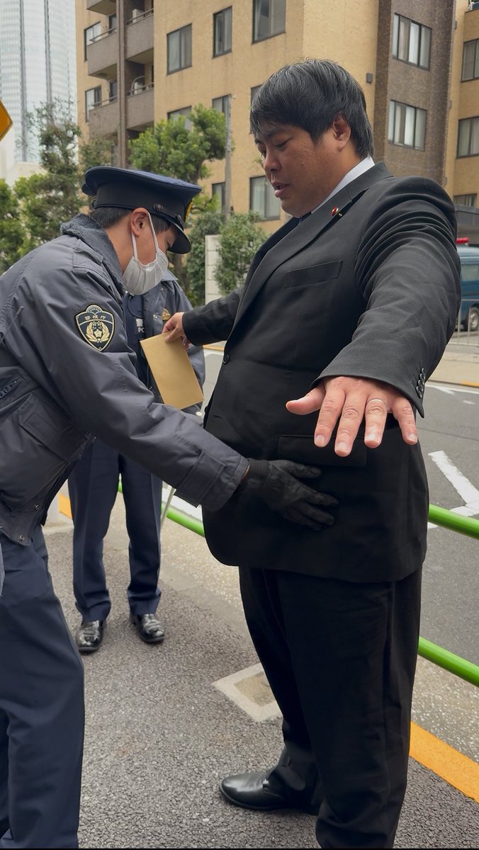 【悲報】へずまりゅう、警察にボディチェックされる