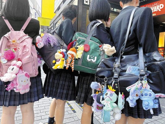 「バッグにぬい」なぜ増えた？　流行のファッションアイテムでさりげなく伝える「好き」