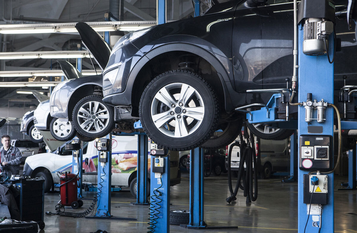 “若者の車離れ”で志願者が激減…「自動車整備士」の過酷な実態　真夏でも“つなぎ着用”
