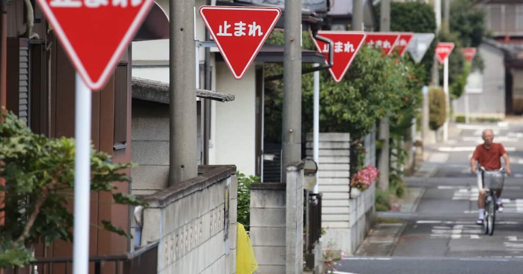 【群馬・大泉町】とにかく止まってください！ 「止まれ」だらけの道、その真相を探ってみた