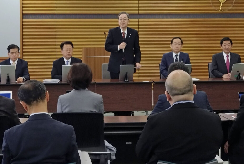 【党首討論で】公明代表、献金規制を軽視と首相を批判