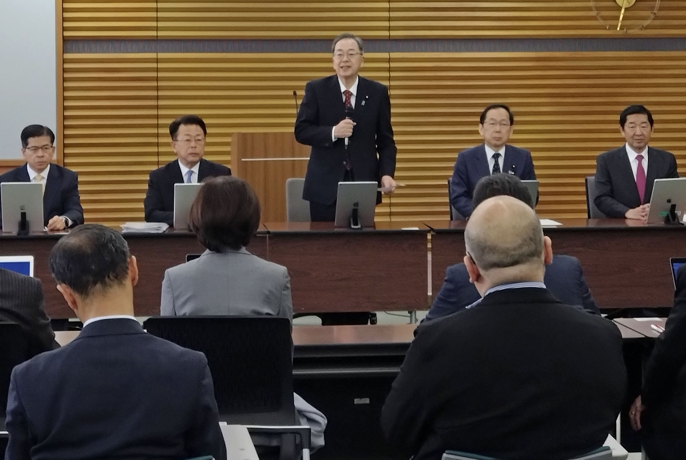 【党首討論で】公明代表、献金規制を軽視と首相を批判