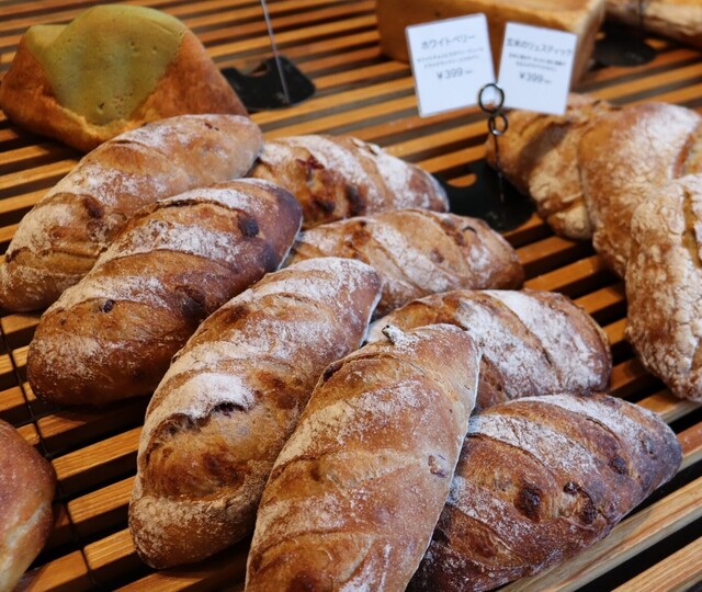 【街のパン屋】パン屋の倒産、大幅減　コスト高の「三重苦」直面も「パン食」シフトで復活