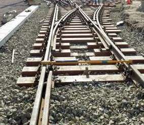 路面電車が軌道を外れて車庫へ…なぜ？――前方に右折車両、徐行している間にポイント切り替わる。運転士は信号確認も怠る　鹿児島市交通局