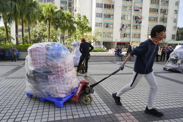 香港警察、火災の支援活動を阻止　政府批判の動き警戒か