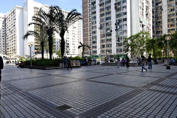 香港マンション火災現場近くの無償物資配給所、当局指示で撤去…民主派の抗議活動再燃を警戒