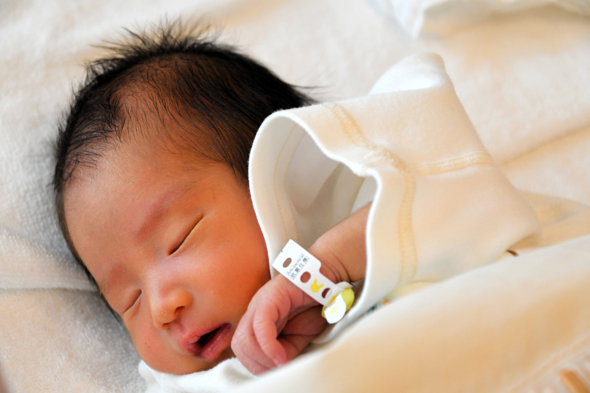 分娩費、全国一律に　出産無償化へ厚労省検討　お祝い膳などは除外