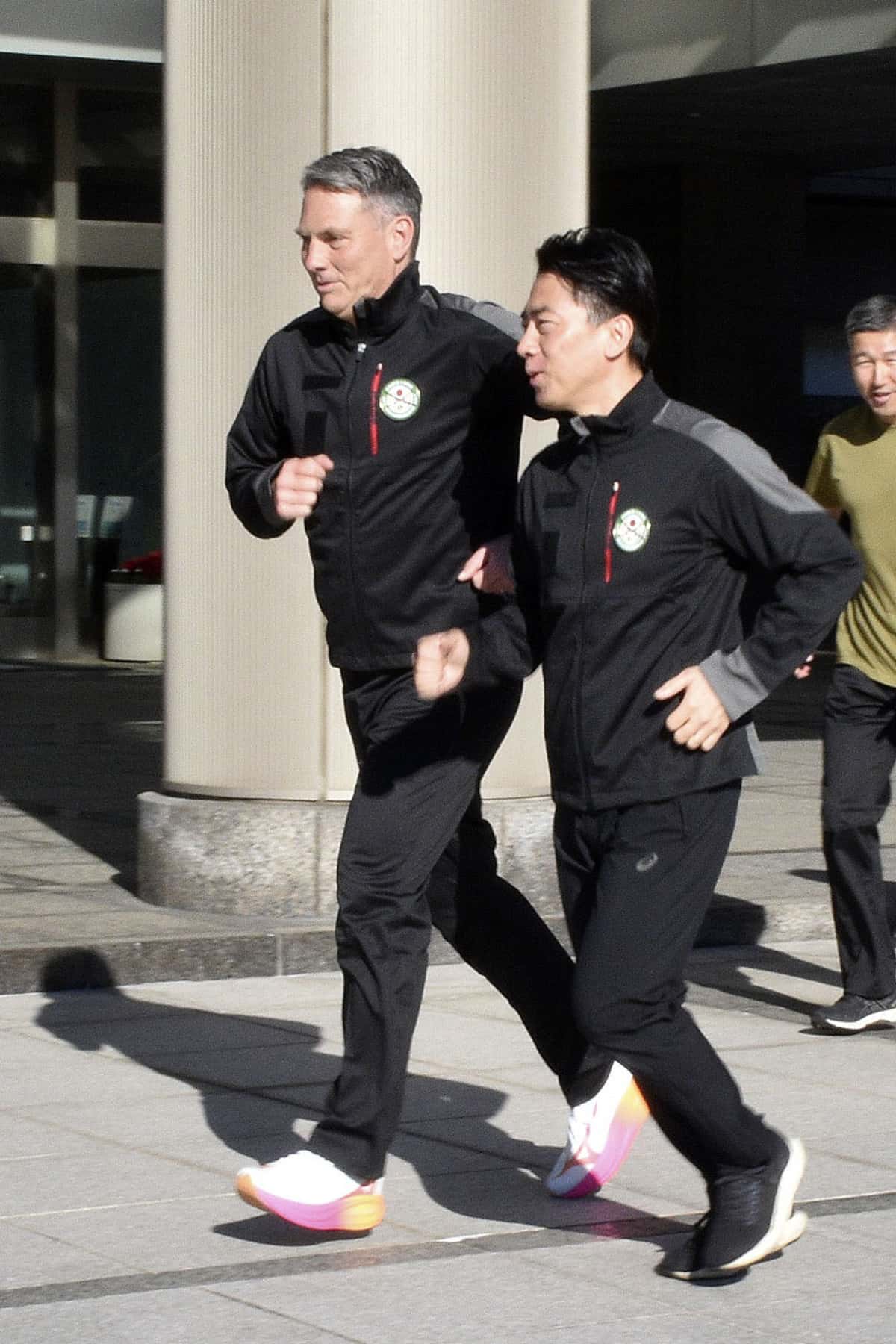 【日豪】小泉防衛相とマールズ副首相兼国防相が会談後一緒にランニング　防衛省の敷地内、絆の強さアピール