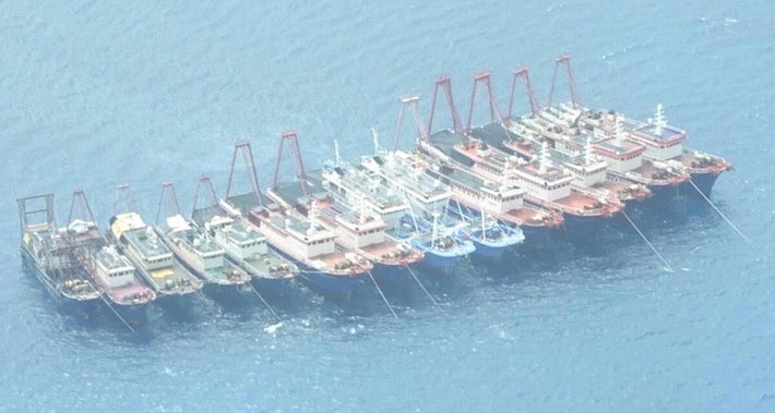 【読売新聞】 南沙諸島に中国船１００隻超、退役軍人や漁民ら「海上民兵」の船舶か…フィリピン沿岸警備隊に火炎弾