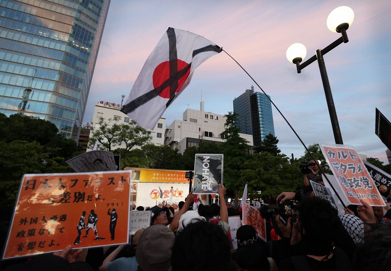 【社会】「日の丸にバツ印」掲げた大学生　あいまいな国旗損壊罪に「怖い」