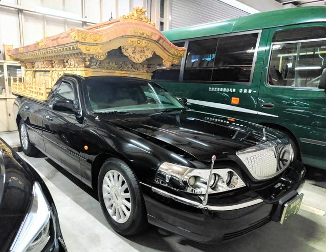 消える宮型霊柩車　小規模化で供花の使い回しも　変わる令和のお葬式