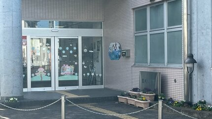 【社会】 東京・福生市の児童館に米軍のパラシュート落下していた　米軍は夜間に無断で回収か　児童館の職員が屋上で部品見つけて発覚　市は「強く抗議していく」