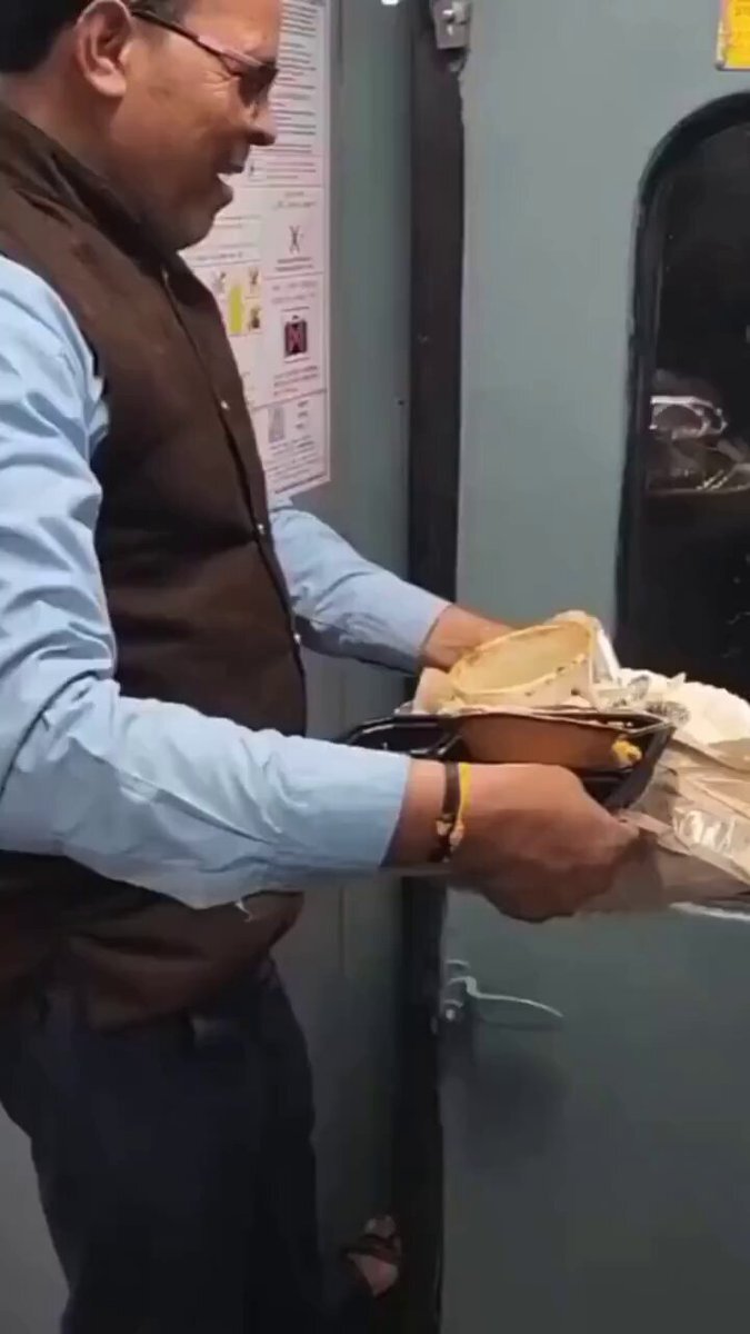 【インド人】列車内のゴミを次々と線路に投げ捨てる。共生とか無理なのよ。価値観が違うのよ