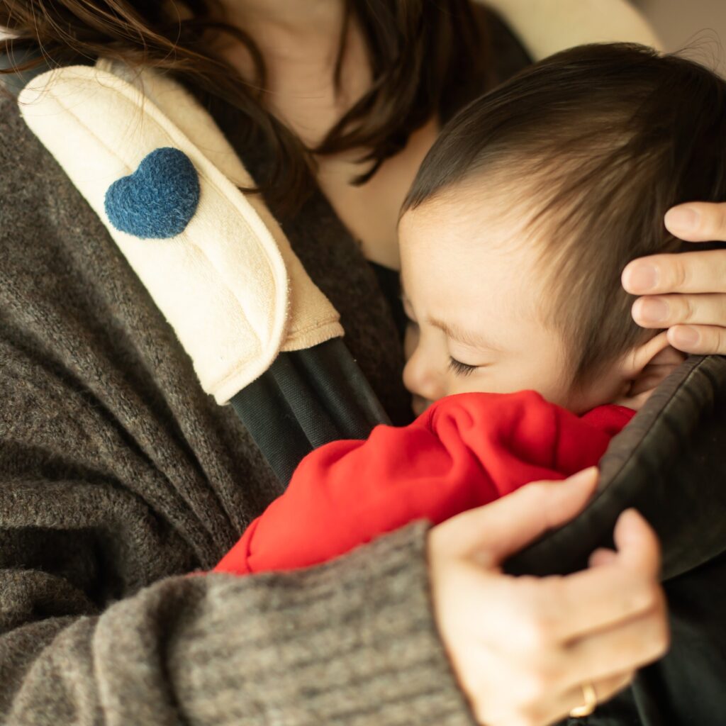 【子どもだけでも席を譲って】大混雑の新幹線自由席をさまよう母親に「譲る・譲らない論争」勃発へ