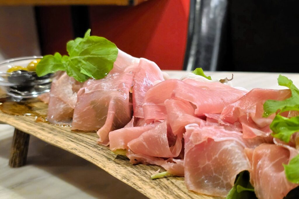 スペイン産の豚肉輸入停止、生ハムピンチ　「来春以降、供給不足も」