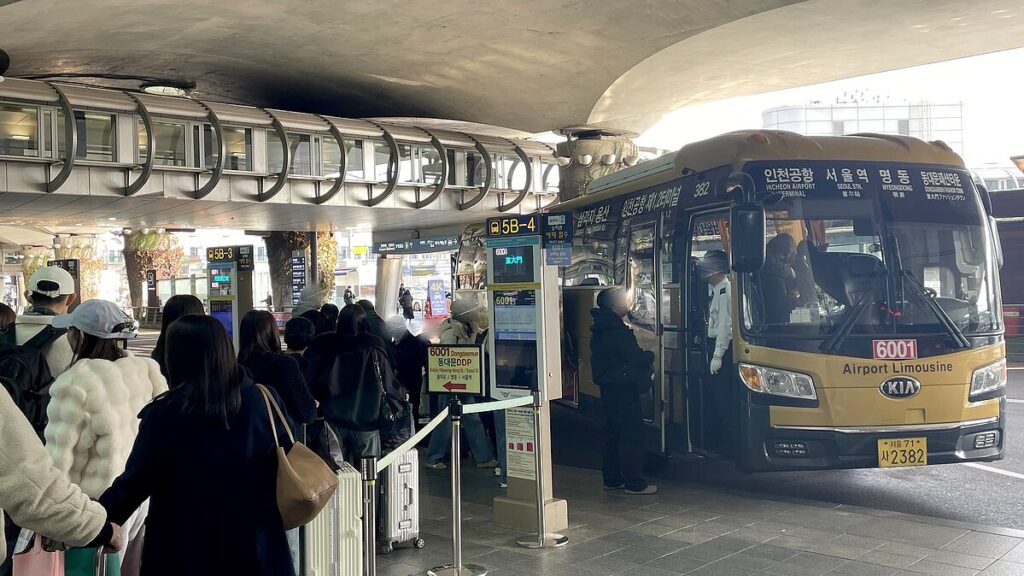 【韓国】「コーヒー片手にバス乗車」でまさかの乗車拒否…！韓国旅行で日本人がやりがちな「赤っ恥マナー違反」→？？