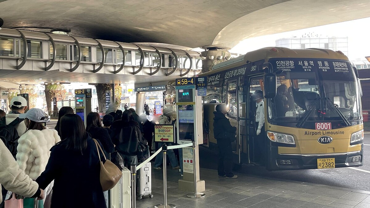 【韓国】「コーヒー片手にバス乗車」でまさかの乗車拒否…！韓国旅行で日本人がやりがちな「赤っ恥マナー違反」→？？