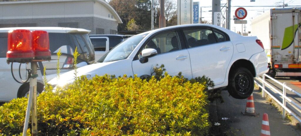 警察署に免許更新に来た高齢ドライバーの車が植木に突っ込む→署員の説得で自主返納　愛知・小牧署