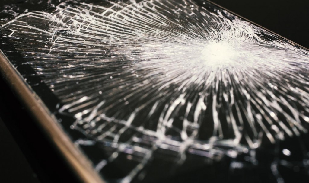 女子更衣室に盗撮スマホを発見→男性教諭「俺に任せろ」「学校を守りたい」などと叫びスマホを破壊