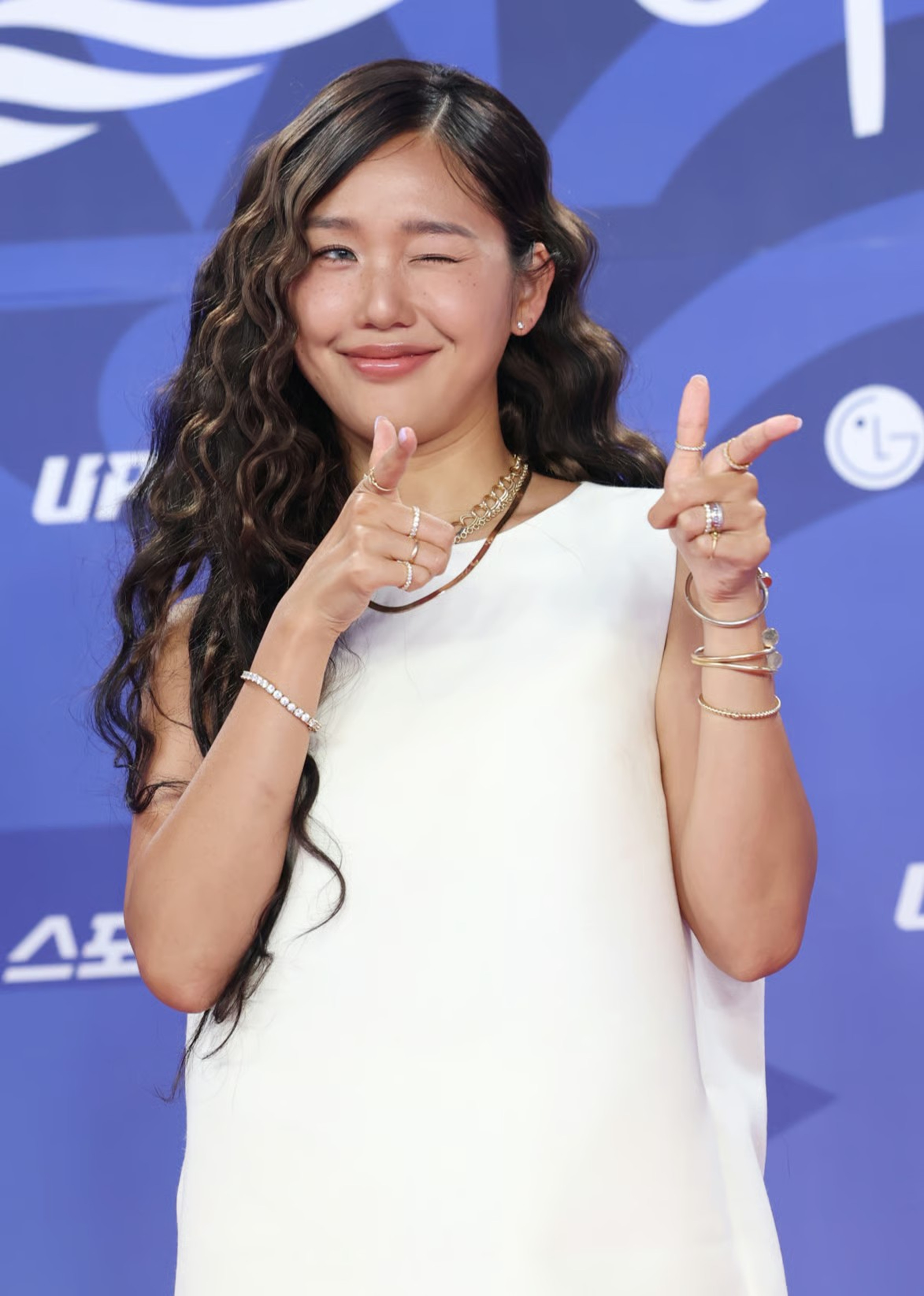 【耳を立てると若く見える】 注目集める韓流アイドル「耳テープ」美容法