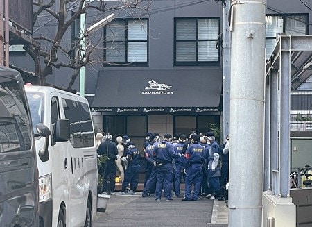【赤坂サウナ死亡火災】別室でもドアノブがたつく　男性の手に皮下出血、ガラスたたいたか