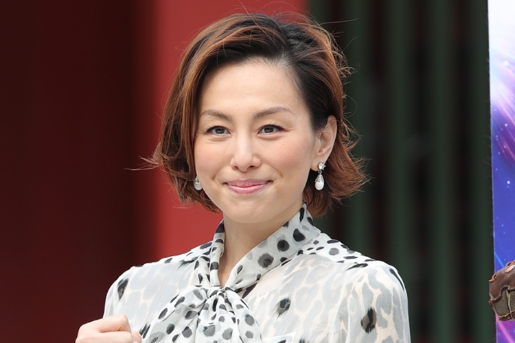 【芸能】《米倉涼子の自宅マンション前に異変》大手メディアが集結で一体何が…薬物疑惑報道後に更新が止まったファンクラブは継続中