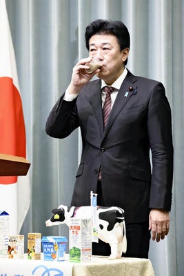 地元から取り寄せたカフェオレ飲み干した木原官房長官「ほどよく甘くて、ミルク感たっぷり」…冬場の牛乳消費を喚起