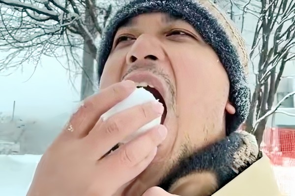 【香港メディア】日本で雪を食べたインフルエンサーが大変なことに、医師「絶対にだめ」