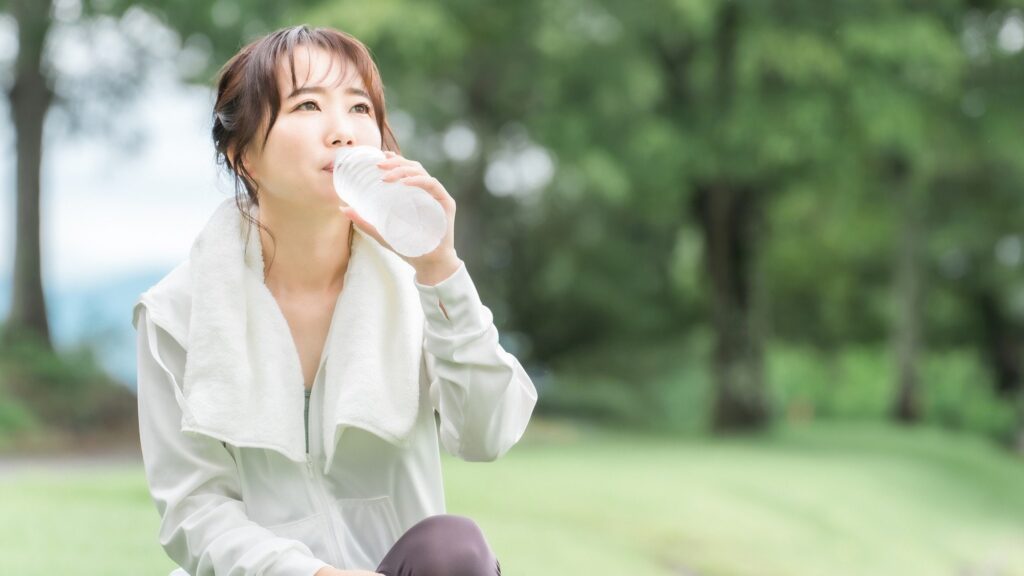 【飲み物】「運動しない人はスポドリを飲まないで」血糖値爆上がり?熱中症予防はできない?医師に聞く市販ドリンクとの付き合い方