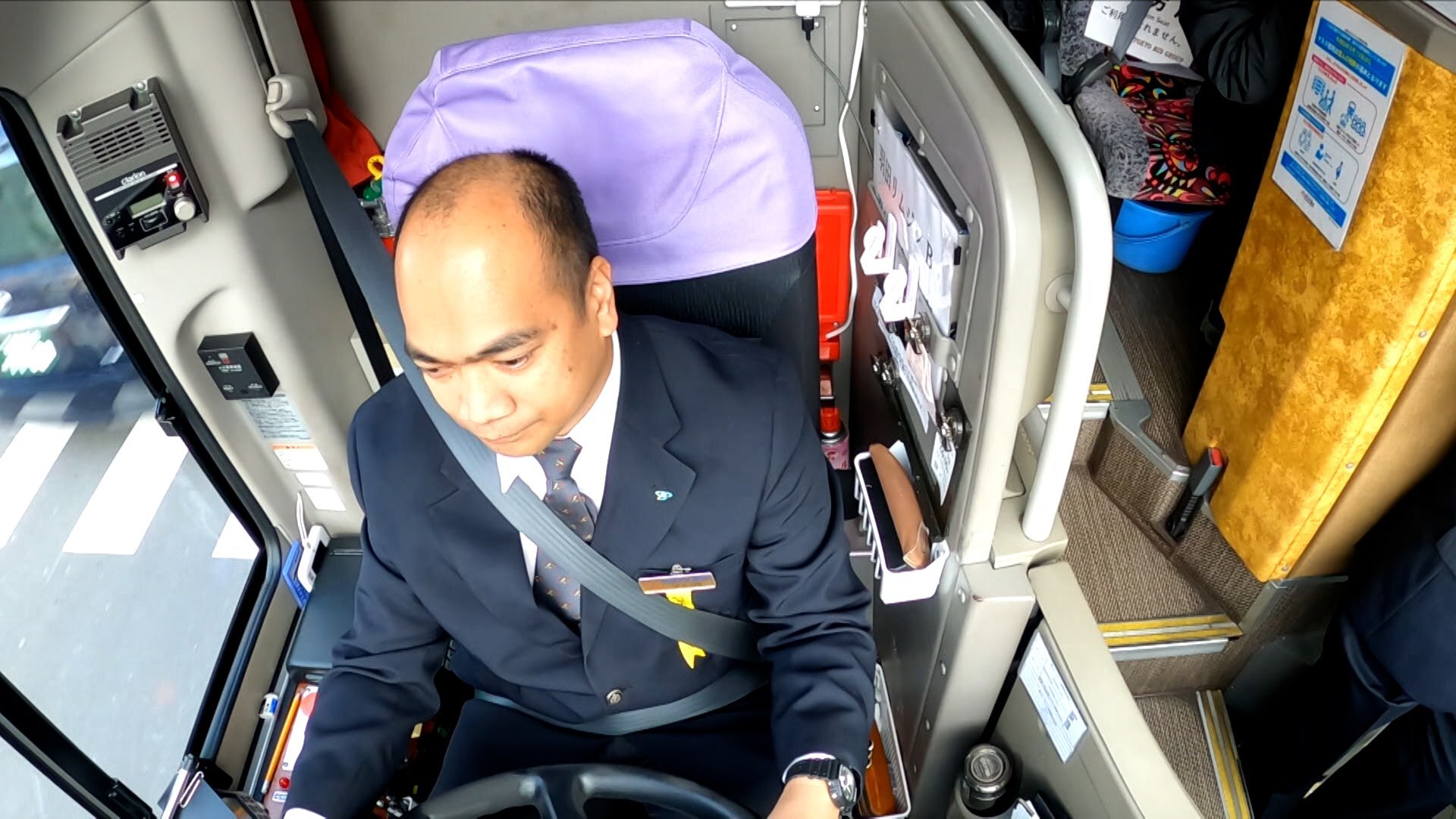 路線バスで初  「外国人運転手」起用　人手不足解消へ