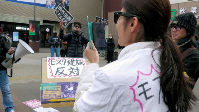 三浦春馬さん他殺説を唱える陰謀論者が反イスラム排外運動。「ティッシュが逃げたぞ～」現場は前代未聞の逃走劇に (藤倉善郎氏)