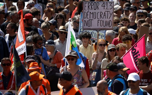 【欧州】低成長で福祉削減、政権揺るがす　仏は予算成立せず越年へ