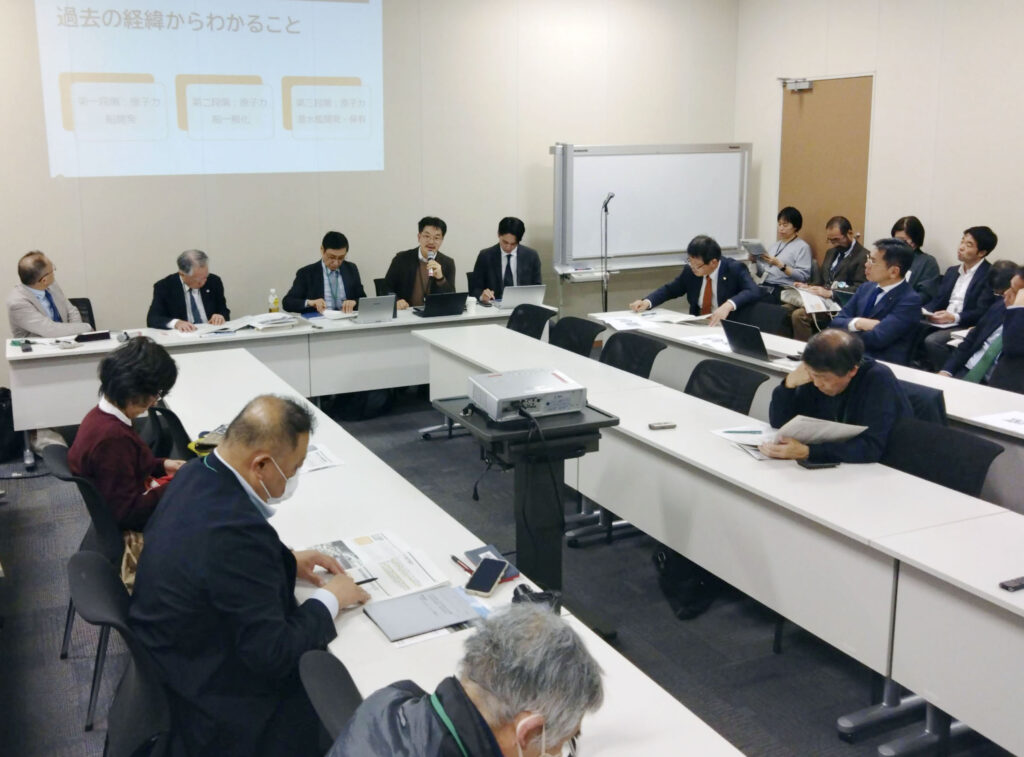 【原潜】「原子力潜水艦排除せず」に波紋　従来の日本政府見解と食い違い