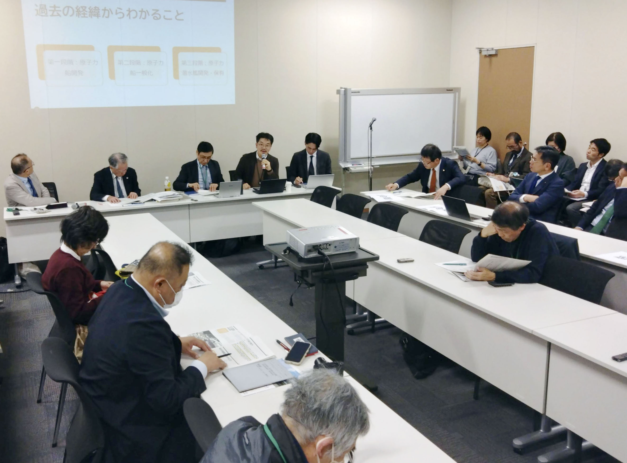 【原潜】「原子力潜水艦排除せず」に波紋　従来の日本政府見解と食い違い