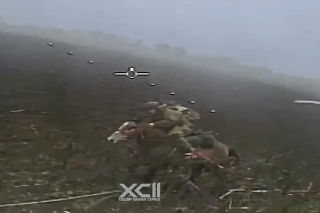 ロシア軍、馬に乗ってウクライナ軍の陣地に突撃し始める