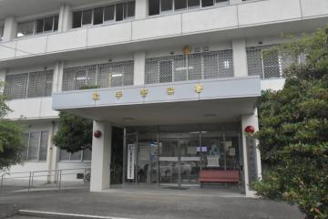 「警察行ったら殺す」　大学構内で男性に暴行、指の骨折る　傷害と脅迫容疑でスリランカ留学生の男逮捕
