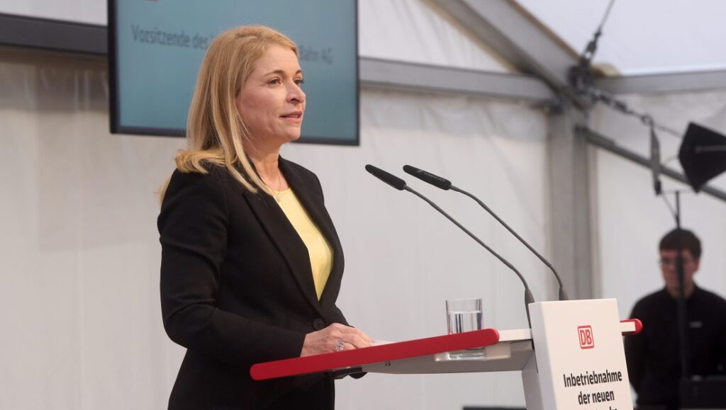 【経営難からリストラを断行した企業を調査】危機に陥った際には、女性リーダーのほうがうまく立て直せる